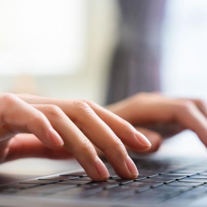 Frau am Computer nutzt Weblinks - Drogenberatung Lörrach